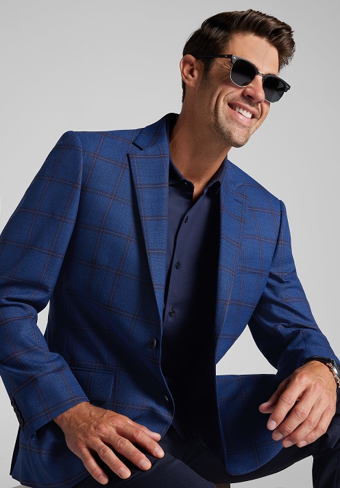 Man in a lightweight Traveler COOLMOTION sportcoat